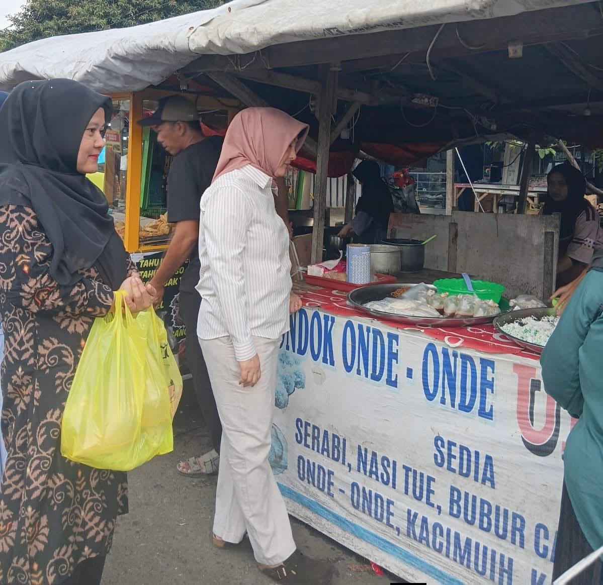 Ketua TP PKK, Ny. Maria, saat beli takjil untuk dibagikan ke warga.